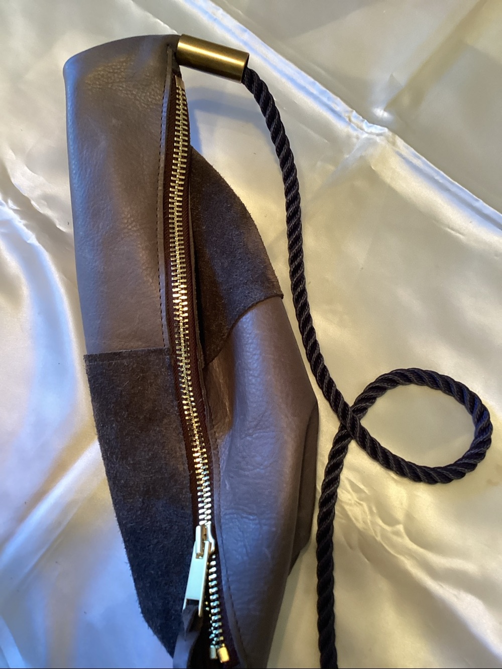 Gorgeous Wildwood Oyster Co. sling with blue rope strap - Picture 9 of 12